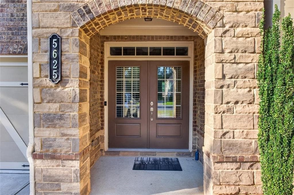 5 bedroom, 4 bathroom, 4,258 sq ft single family residence for sale at 5625 Turnbridge Pass, Cumming, GA 30040 — photo 3