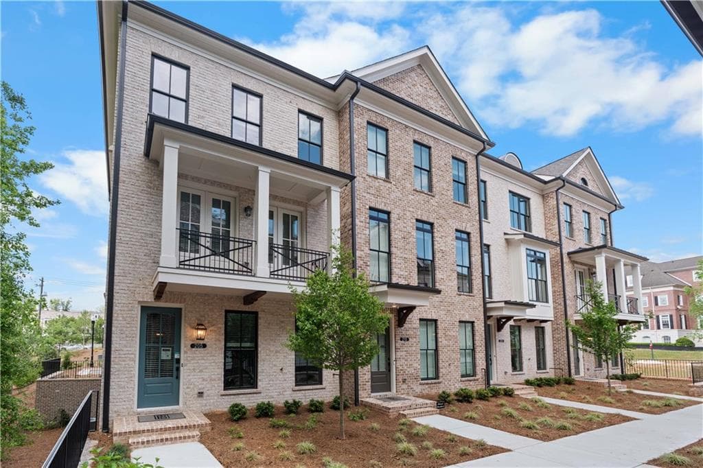3 bedroom, 4 bathroom, 2,105 sq ft townhouse for sale at 205 Midnight Oak Run 5, Alpharetta, GA 30009 — photo 2