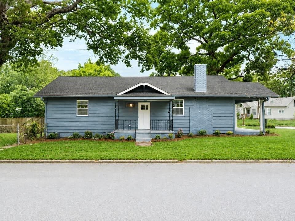 3 bedroom, 2 bathroom, 1,274 sq ft single family residence for sale at 726 Pearce Street, Atlanta, GA 30310 — photo 4