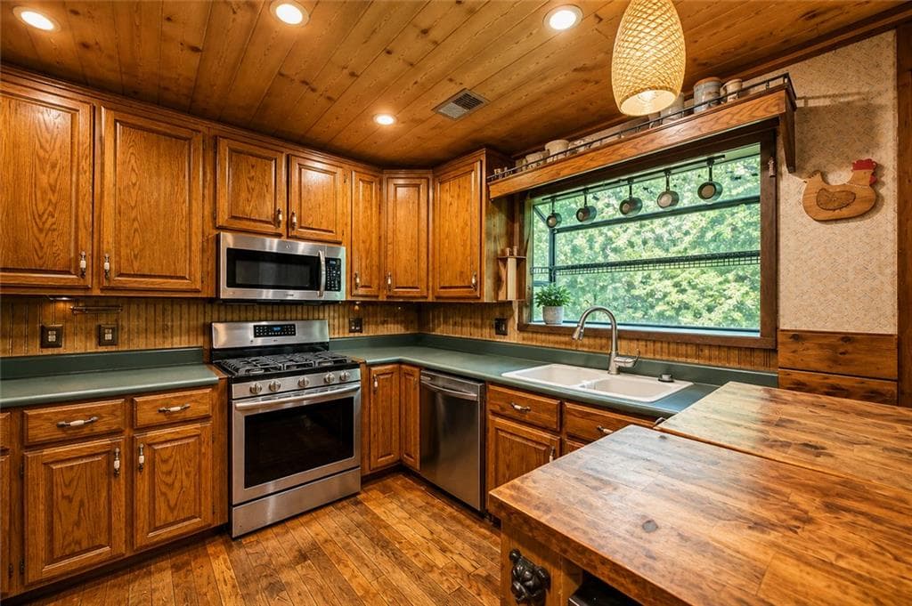 5 bedroom, 2 bathroom, 2,032 sq ft single family residence for sale at 711 ARP Road, Mineral Bluff, GA 30559 — photo 5