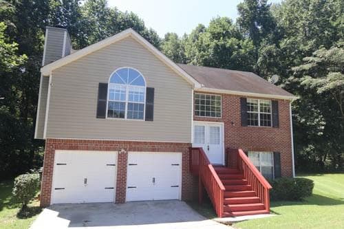 3 bedroom, 2 bathroom, 1,364 sq ft single family residence under contract at 1094 Sugarcreek Way, Riverdale, GA 30296
