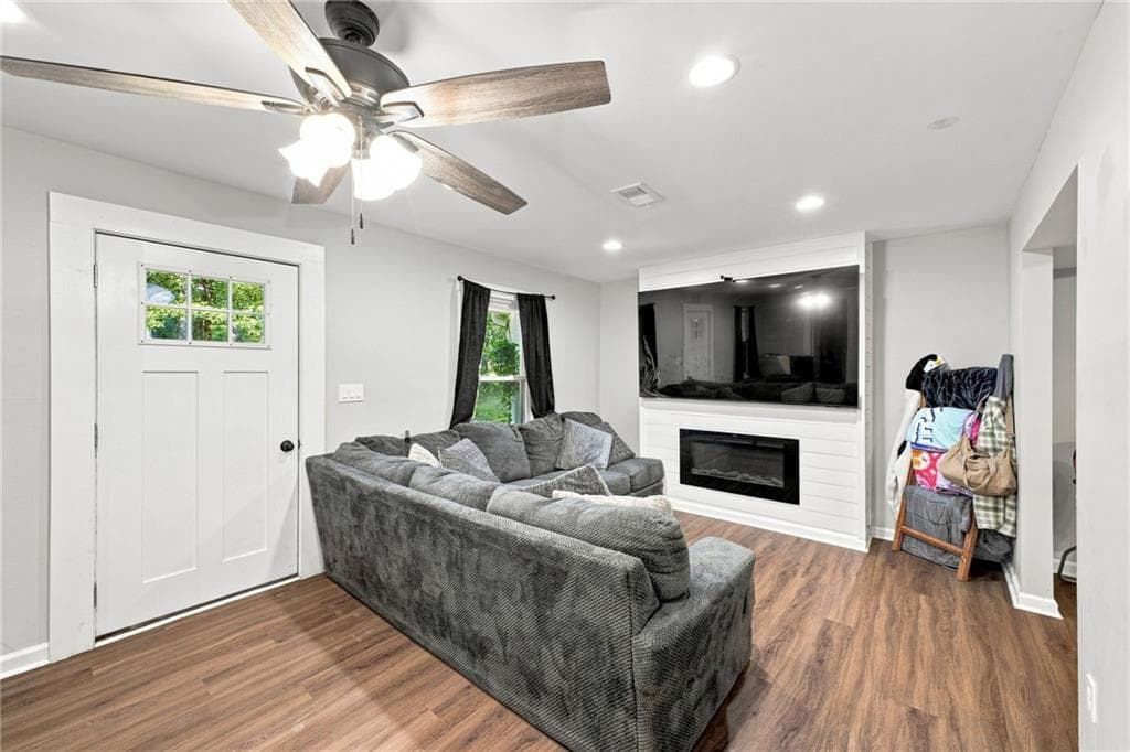4 bedroom, 2 bathroom, 2,115 sq ft single family residence for sale at 106 Northside Drive, Calhoun, GA 30701 — photo 6