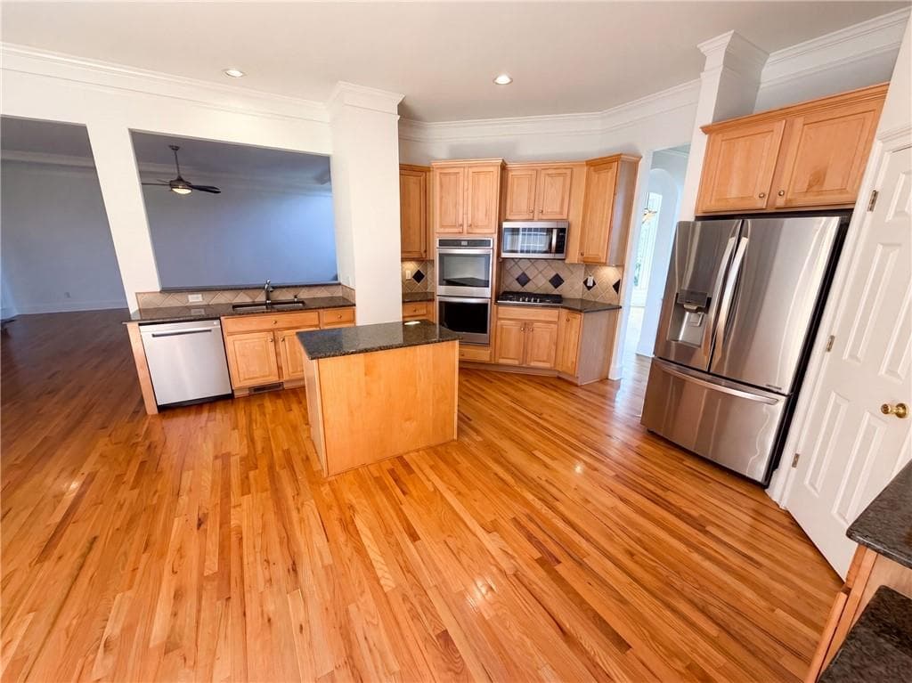 5 bedroom, 4 bathroom, 4,102 sq ft single family residence for sale at 3725 Wescott Way, Sandy Springs, GA 30319 — photo 2