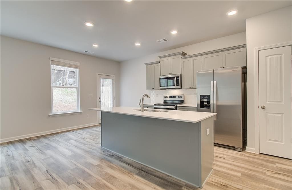 3 bedroom, 3 bathroom, 1,718 sq ft condominium under contract at 667 Treasure Drive, Stockbridge, GA 30281 — photo 4