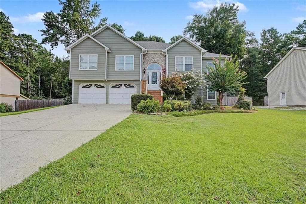 5 bedroom, 3 bathroom, 2,800 sq ft single family residence for sale at 1465 La Maison Drive, Lawrenceville, GA 30043 — photo 2