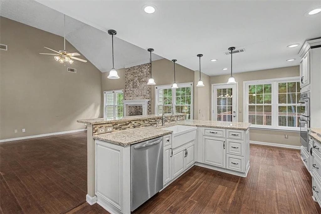5 bedroom, 3 bathroom, 2,800 sq ft single family residence for sale at 1465 La Maison Drive, Lawrenceville, GA 30043 — photo 3