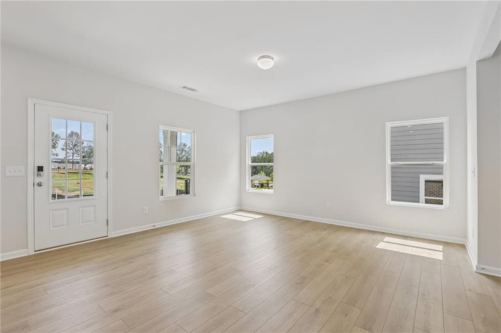 3 bedroom, 3 bathroom, 2,043 sq ft single family residence for sale at 5218 Trace View Drive, Flowery Branch, GA 30542 — photo 4