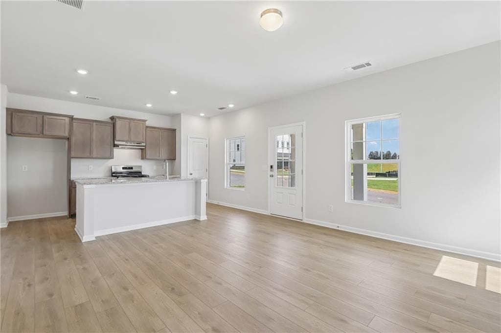 3 bedroom, 3 bathroom, 2,043 sq ft single family residence for sale at 5218 Trace View Drive, Flowery Branch, GA 30542 — photo 5