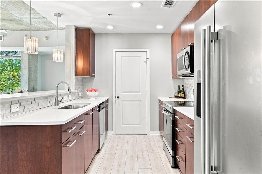 1 bedroom, 1 bathroom, 1,103 sq ft condominium for sale at 3300 Windy Ridge Parkway 621, Atlanta, GA 30339 — photo 4