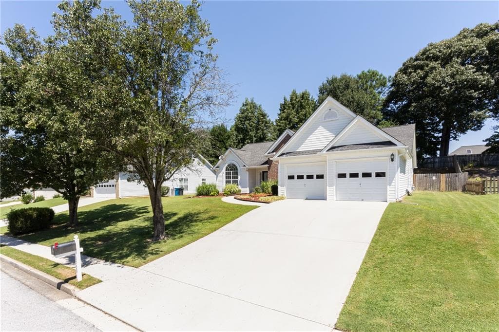 3 bedroom, 2 bathroom, 1,950 sq ft single family residence under contract at 2730 Matlin Way, Buford, GA 30519 — photo 3