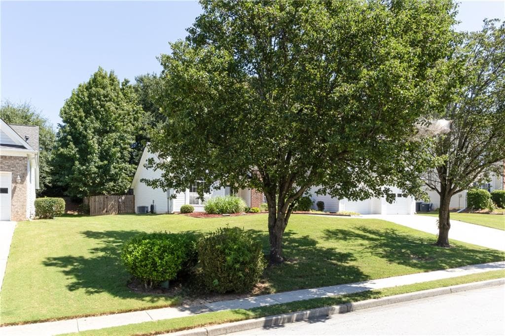 3 bedroom, 2 bathroom, 1,950 sq ft single family residence under contract at 2730 Matlin Way, Buford, GA 30519 — photo 5