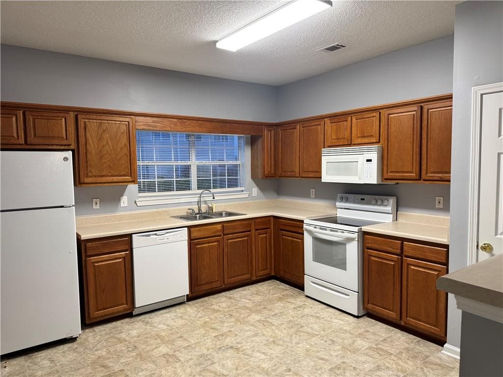 3 bedroom, 3 bathroom, 1,441 sq ft townhouse for sale at 2468 brianna Drive, Hampton, GA 30228 — photo 5