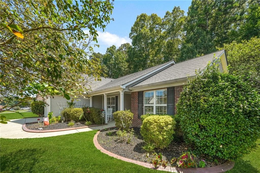 3 bedroom, 2 bathroom, 2,001 sq ft single family residence for sale at 3319 Mcever Park Circle, Acworth, GA 30101 — photo 3