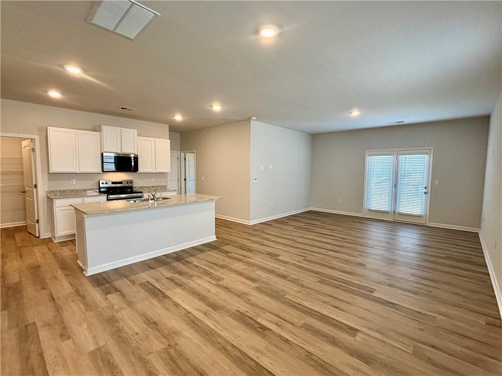5 bedroom, 3 bathroom, 2,361 sq ft single family residence for rent at 2910 Daxton Lane, Gainesville, GA 30507 for $2,450 a month — photo 3