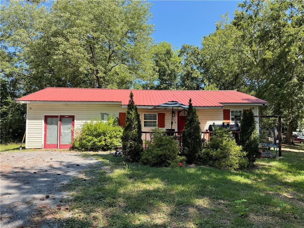 3 bedroom, 1 bathroom, 1,222 sq ft single family residence for sale at 322 Circle Drive, Calhoun, GA 30701
