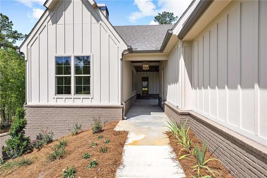 4 bedroom, 3 bathroom, 3,000 sq ft single family residence for sale at 105 Forest Berry Court, Newnan, GA 30265 — photo 3