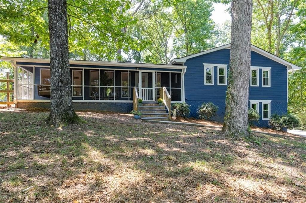 4 bedroom, 3 bathroom, 2,385 sq ft single family residence under contract at 1055 Acworth Due West Road, Kennesaw, GA 30152 — photo 2