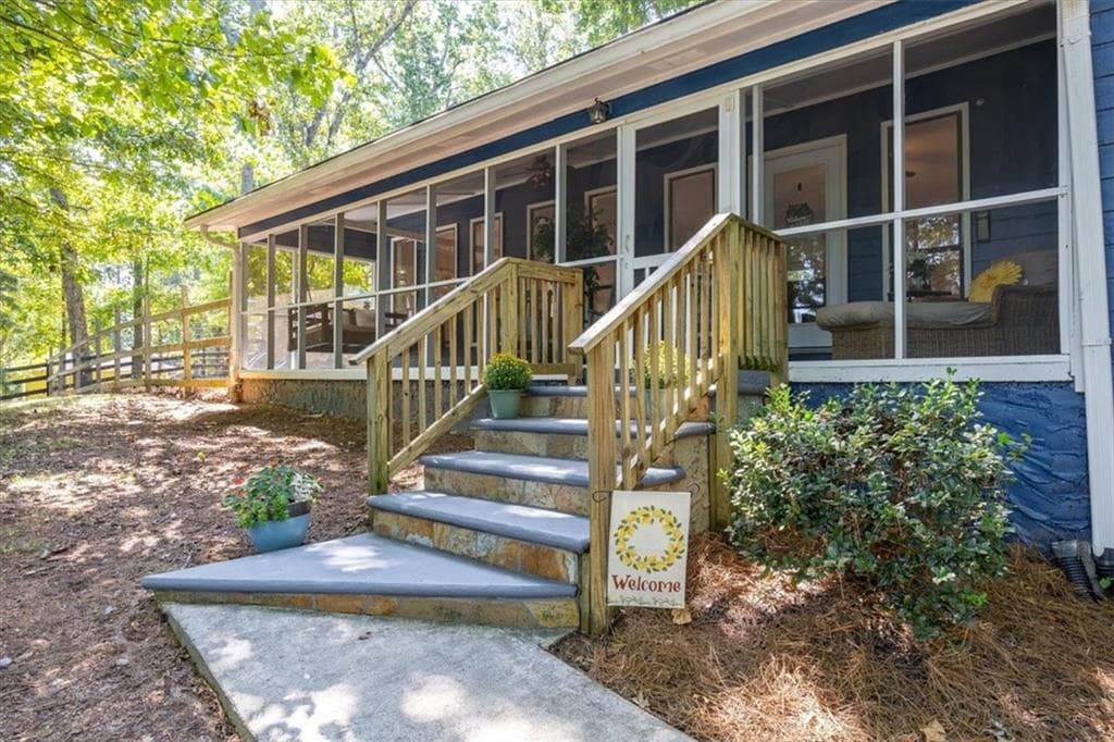 4 bedroom, 3 bathroom, 2,385 sq ft single family residence under contract at 1055 Acworth Due West Road, Kennesaw, GA 30152 — photo 4