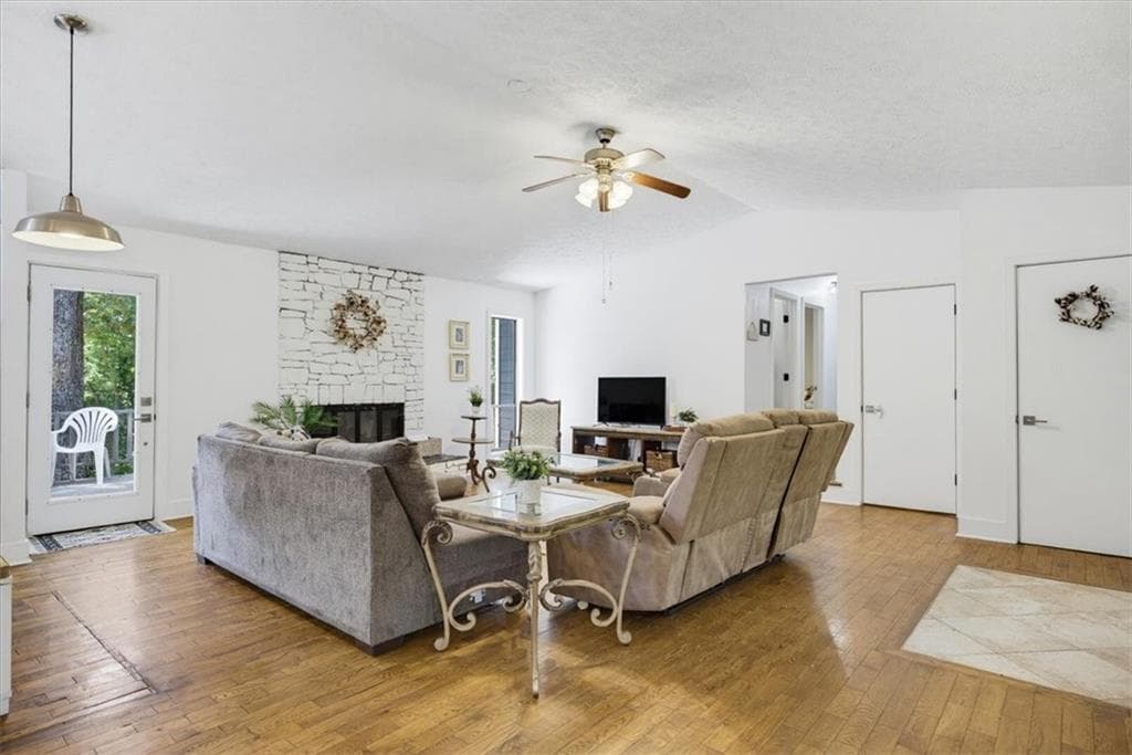 4 bedroom, 3 bathroom, 2,385 sq ft single family residence under contract at 1055 Acworth Due West Road, Kennesaw, GA 30152 — photo 10