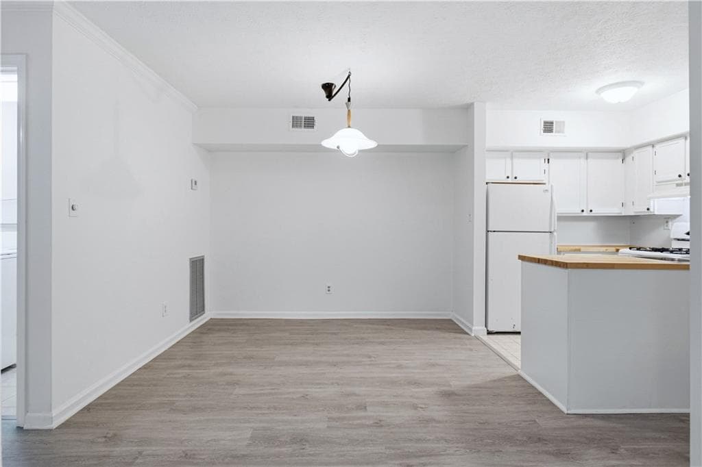 2 bedroom, 2 bathroom, 1,150 sq ft condominium for sale at 2052 Brian Way, Decatur, GA 30033 — photo 6