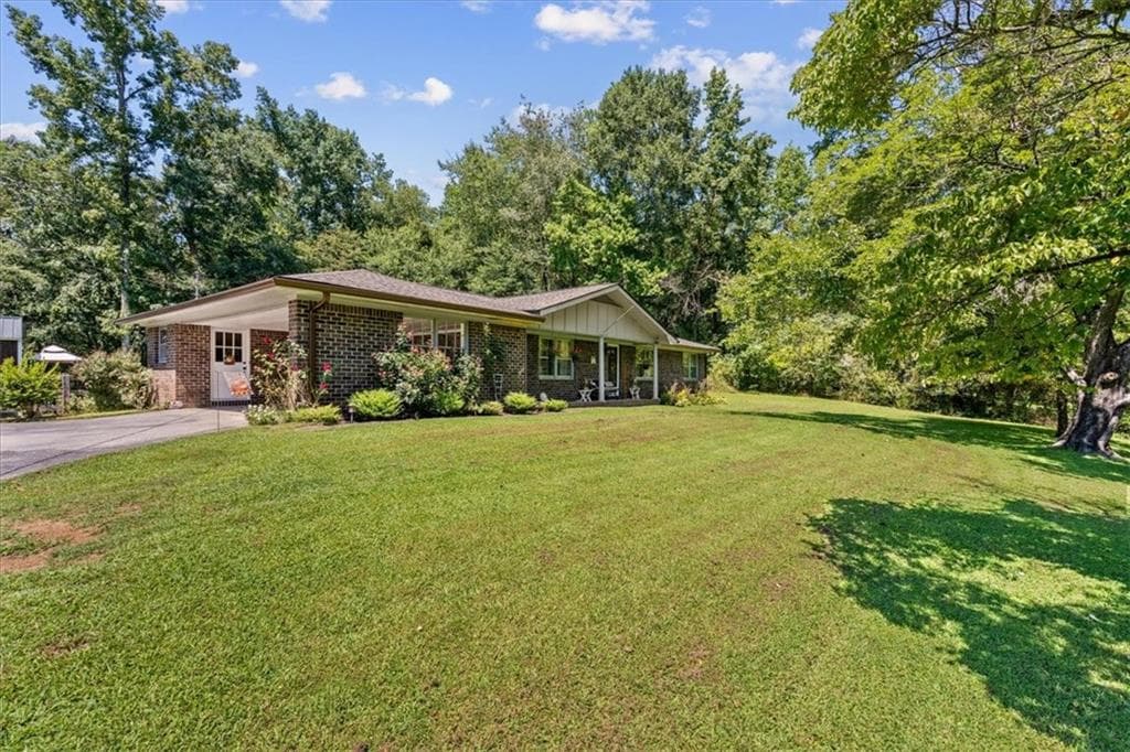 3 bedroom, 2 bathroom, 1,580 sq ft single family residence under contract at 1301 Reeves Station Road, Calhoun, GA 30701 — photo 3