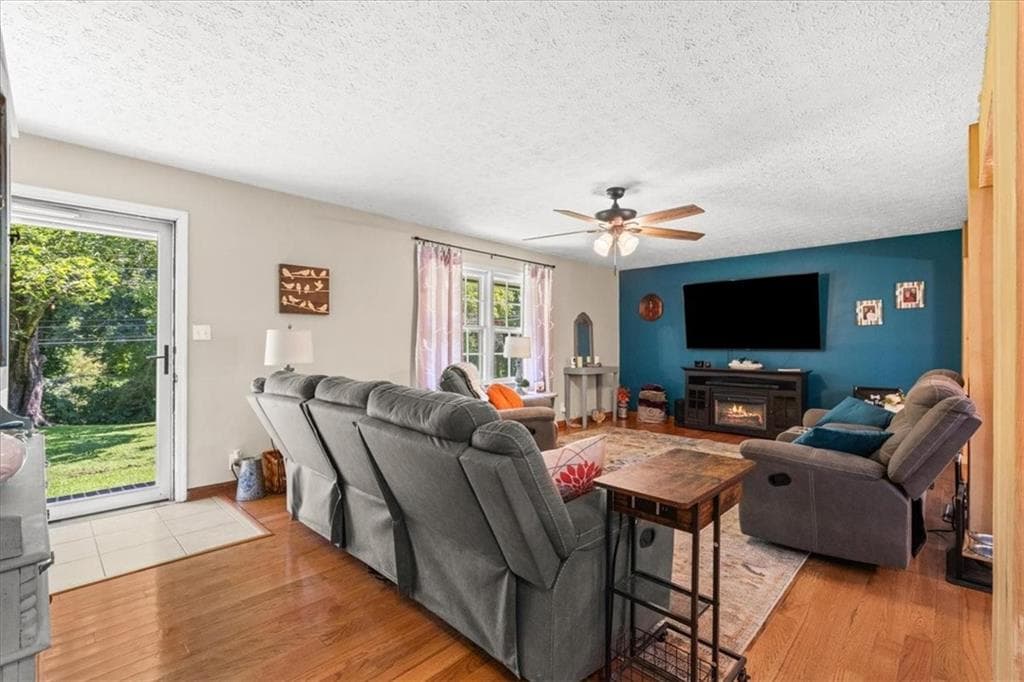 3 bedroom, 2 bathroom, 1,580 sq ft single family residence under contract at 1301 Reeves Station Road, Calhoun, GA 30701 — photo 5