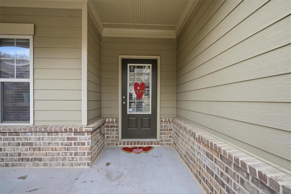 5 bedroom, 3 bathroom, 2,193 sq ft single family residence for sale at 5050 Glencliff Drive, Buford, GA 30518 — photo 4