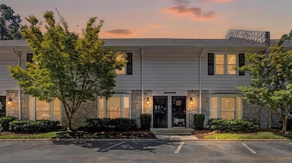2 bedroom, 2 bathroom, 1,108 sq ft condominium for sale at 136 Peachtree Memorial Drive RI 5, Atlanta, GA 30309 — photo 1 of 46