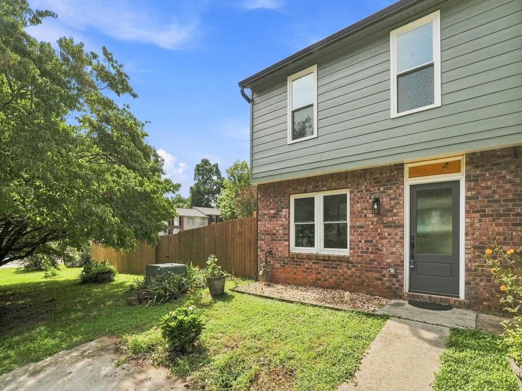 2 bedroom, 3 bathroom, 1,240 sq ft townhouse for sale at 4290 Lehaven Circle, Tucker, GA 30084