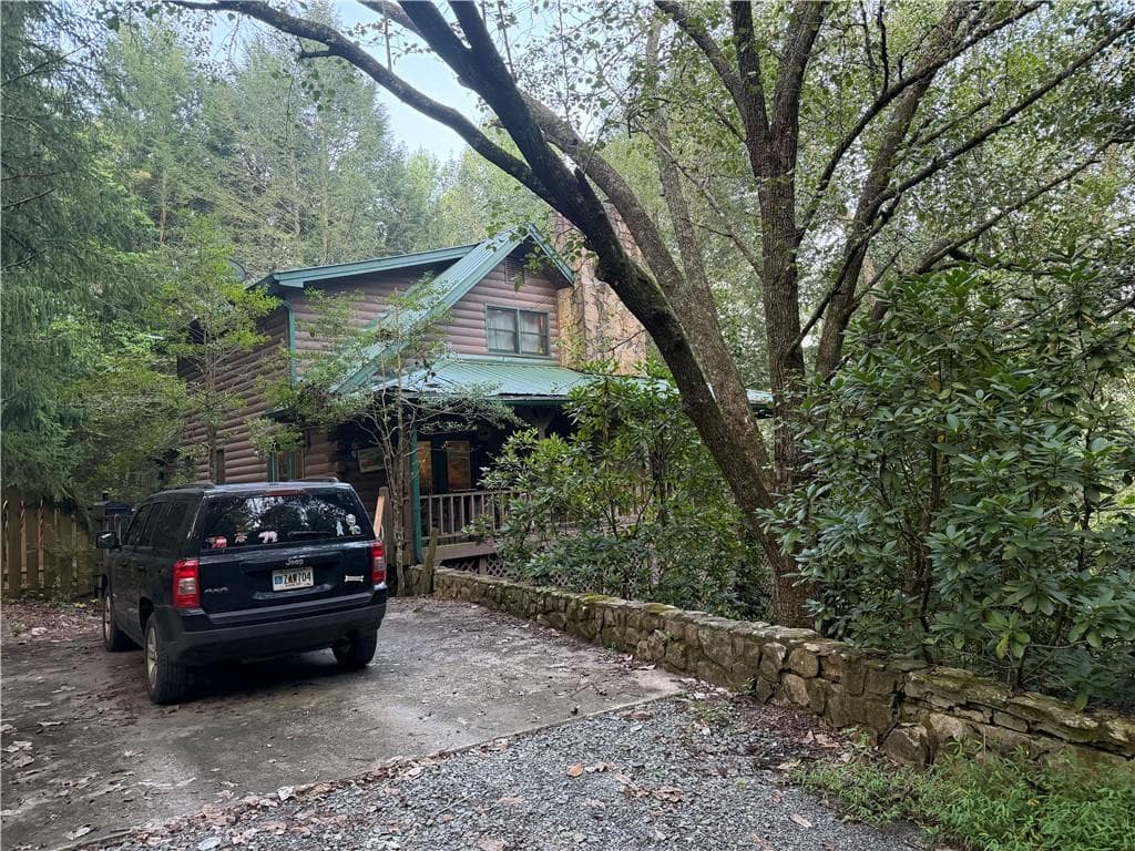 5 bedroom, 4 bathroom, 2,520 sq ft single family residence for sale at 50 Fox Run Lane, Blue Ridge, GA 30513 — photo 2