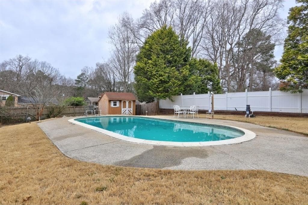 3 bedroom, 3 bathroom, 1,838 sq ft single family residence for sale at 457 Castleaire Drive, Stone Mountain, GA 30087 — photo 2