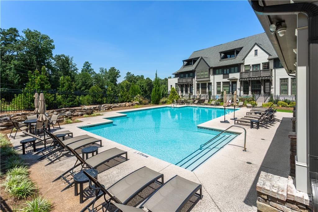 1 bedroom, 2 bathroom, 1,048 sq ft condominium for sale at 6610 Sterling Drive 684, Sandy Springs, GA 30328 — photo 3