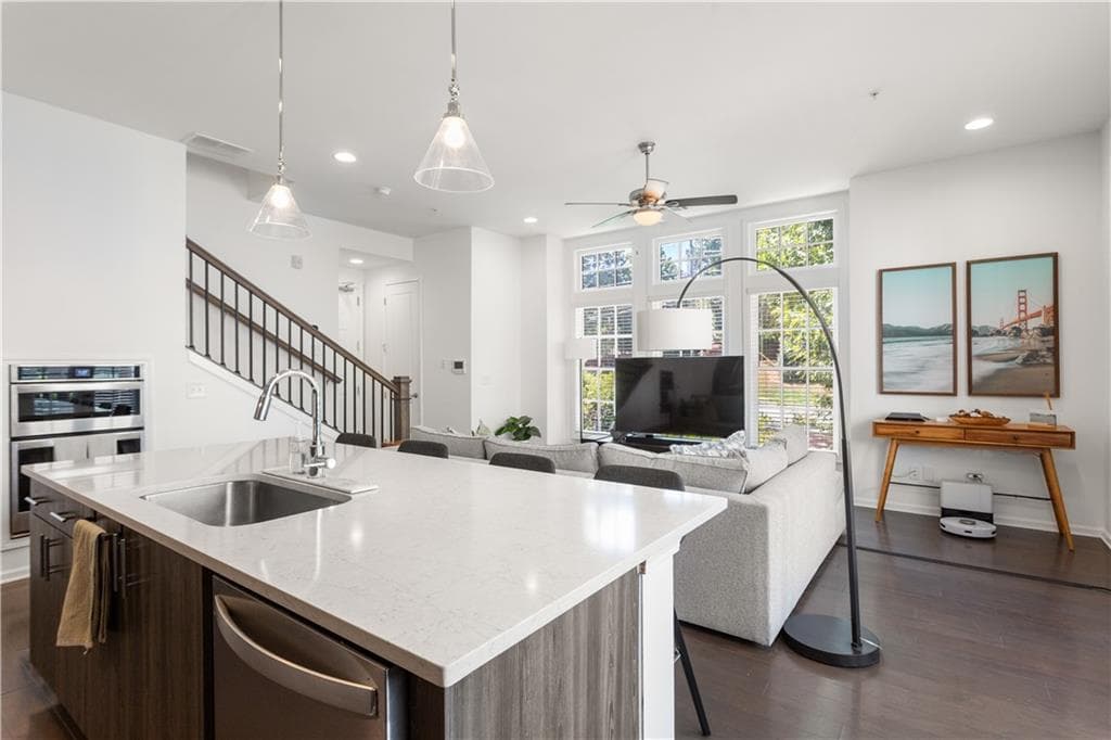 1 bedroom, 2 bathroom, 1,048 sq ft condominium for sale at 6610 Sterling Drive 684, Sandy Springs, GA 30328 — photo 7