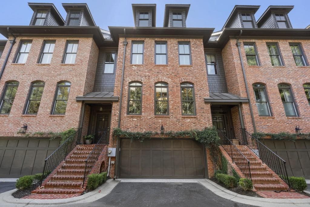 3 bedroom, 4 bathroom, 2,218 sq ft townhouse under contract at 4222 Rickenbacker Drive 22, Atlanta, GA 30342
