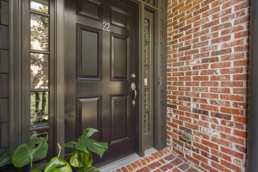 3 bedroom, 4 bathroom, 2,218 sq ft townhouse under contract at 4222 Rickenbacker Drive 22, Atlanta, GA 30342 — photo 2