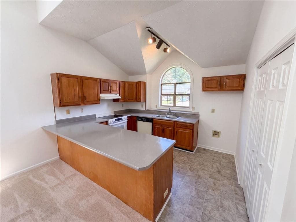 2 bedroom, 2 bathroom, 1,921 sq ft townhouse under contract at 17 Dover Trail, Peachtree City, GA 30269 — photo 2