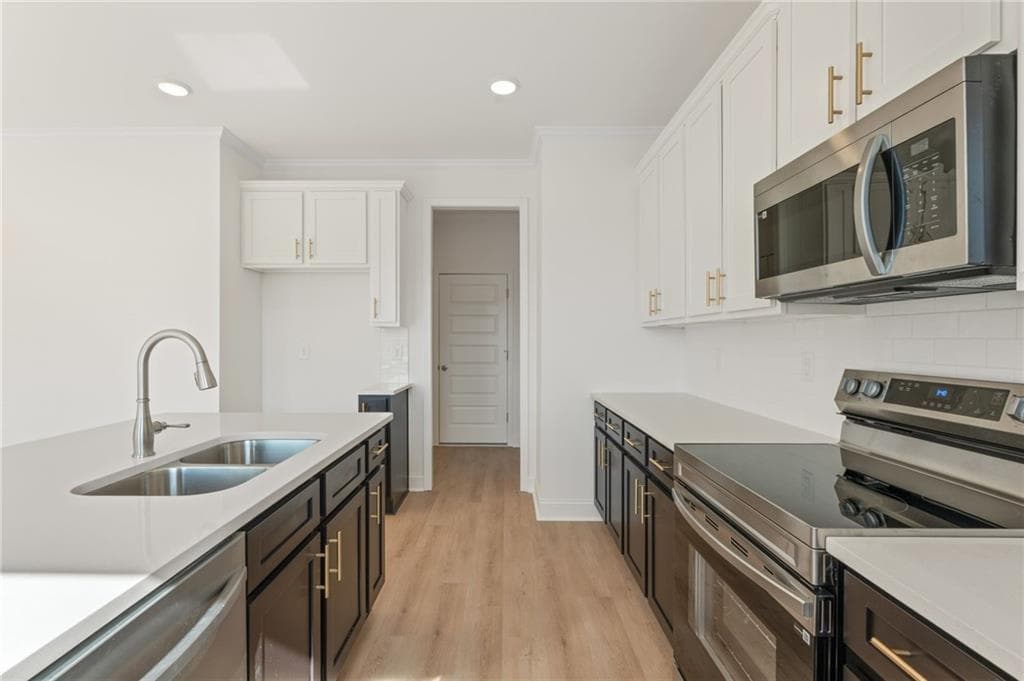4 bedroom, 3 bathroom, 2,626 sq ft single family residence for sale at 7224 Millbrae Walk, Flowery Branch, GA 30542 — photo 10