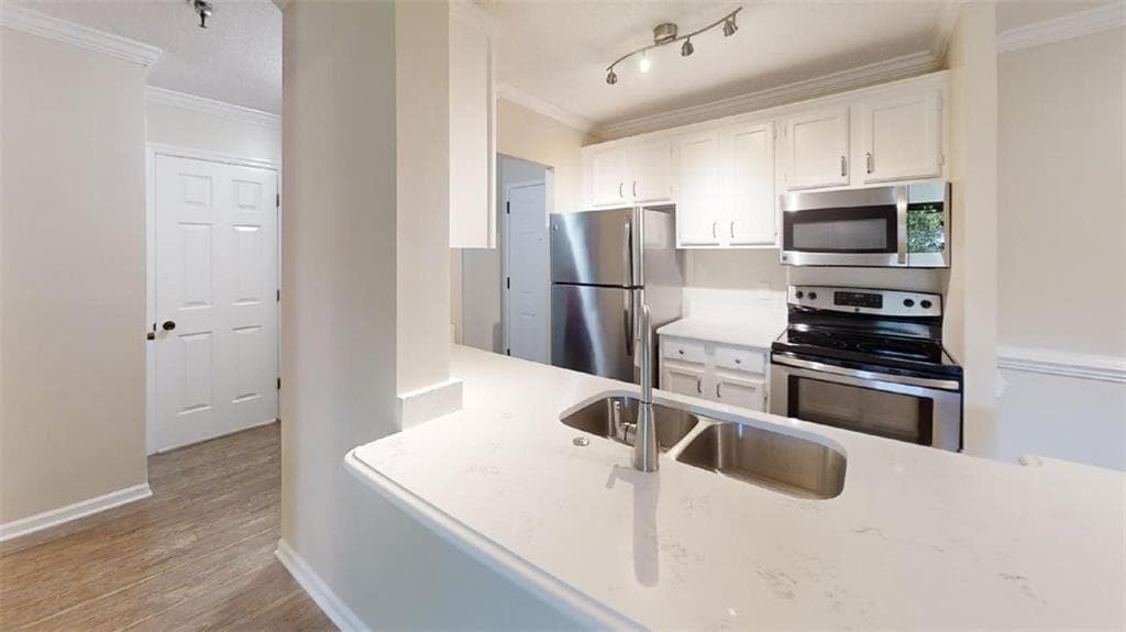 1 bedroom, 1 bathroom, 760 sq ft condominium for sale at 300 Johnson Ferry Road B202, Sandy Springs, GA 30328 — photo 2