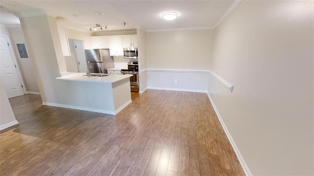 1 bedroom, 1 bathroom, 760 sq ft condominium for sale at 300 Johnson Ferry Road B202, Sandy Springs, GA 30328 — photo 3