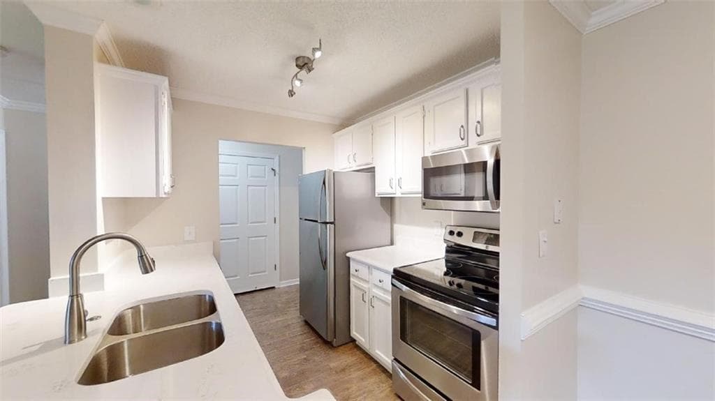 1 bedroom, 1 bathroom, 760 sq ft condominium for sale at 300 Johnson Ferry Road B202, Sandy Springs, GA 30328 — photo 4