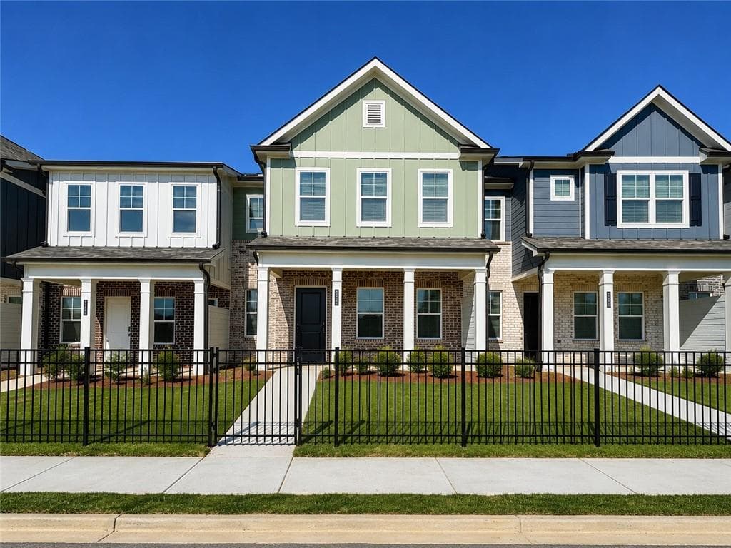 4 bedroom, 3 bathroom, 2,004 sq ft townhouse for sale at 3283 Lake Carlton Road 15, Loganville, GA 30052
