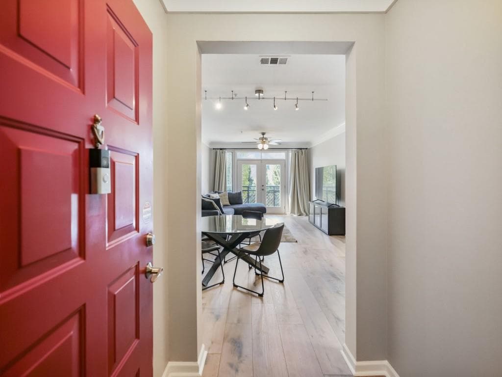 2 bedroom, 1 bathroom, 1,080 sq ft condominium for sale at 400 17th Street 2125, Atlanta, GA 30318 — photo 2