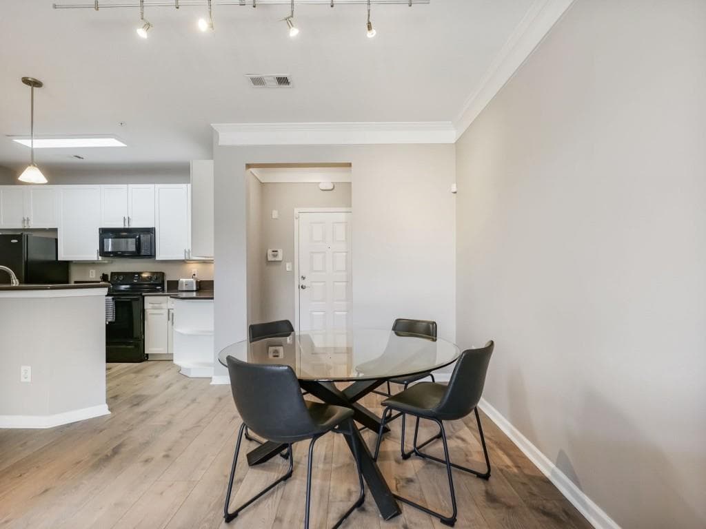 2 bedroom, 1 bathroom, 1,080 sq ft condominium for sale at 400 17th Street 2125, Atlanta, GA 30318 — photo 3