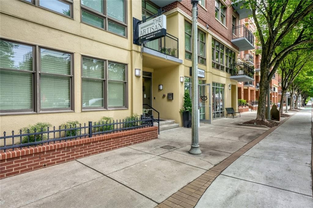 4 bedroom, 4 bathroom, 3,607 sq ft condominium under contract at 201 W Ponce De Leon Avenue 71, Decatur, GA 30030 — photo 2