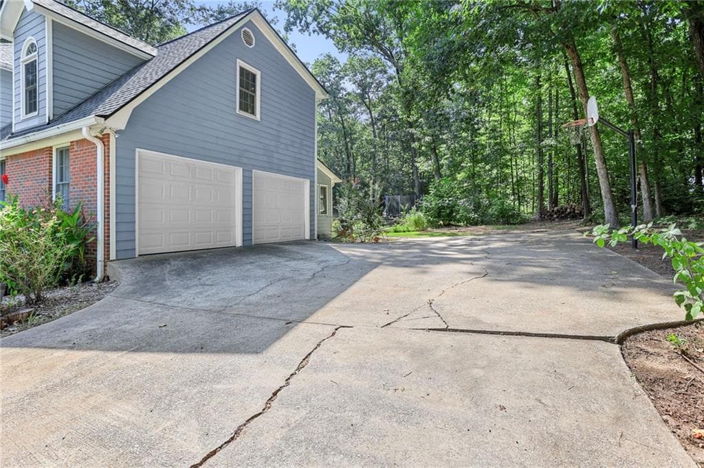 4 bedroom, 3 bathroom, 2,802 sq ft single family residence for sale at 232 Lakewood Drive, Carrollton, GA 30117 — photo 4