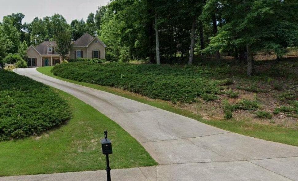 4 bedroom, 3 bathroom, 4,557 sq ft single family residence under contract at 4459 N Gate Drive, Gainesville, GA 30506 — photo 3