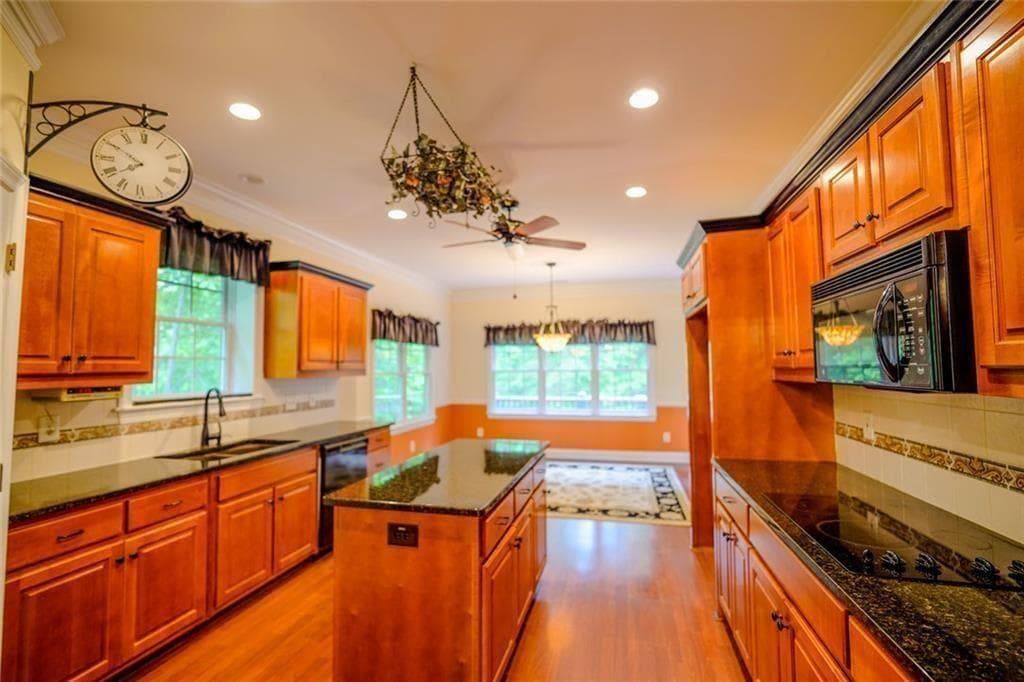 4 bedroom, 3 bathroom, 4,557 sq ft single family residence under contract at 4459 N Gate Drive, Gainesville, GA 30506 — photo 4