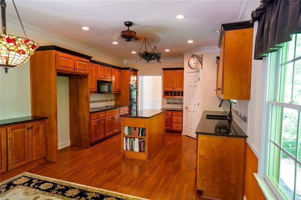 4 bedroom, 3 bathroom, 4,557 sq ft single family residence under contract at 4459 N Gate Drive, Gainesville, GA 30506 — photo 6