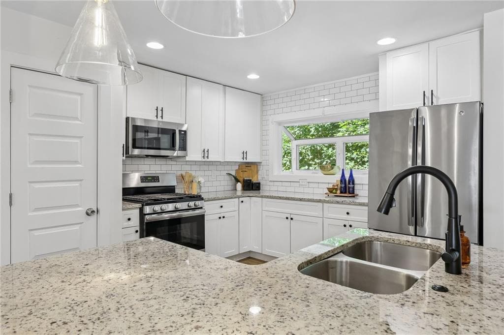 3 bedroom, 3 bathroom, 1,906 sq ft single family residence for sale at 3900 Captain Drive, Atlanta, GA 30341 — photo 8
