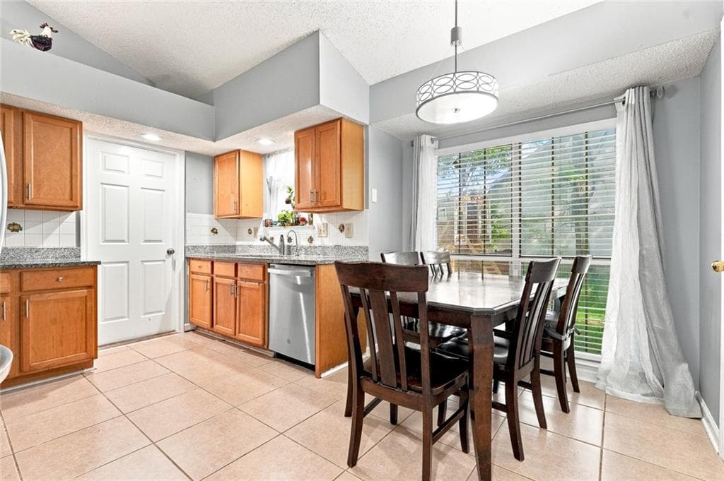 3 bedroom, 3 bathroom, 1,966 sq ft single family residence for sale at 1301 Sweet Woods Drive, Lawrenceville, GA 30044 — photo 7
